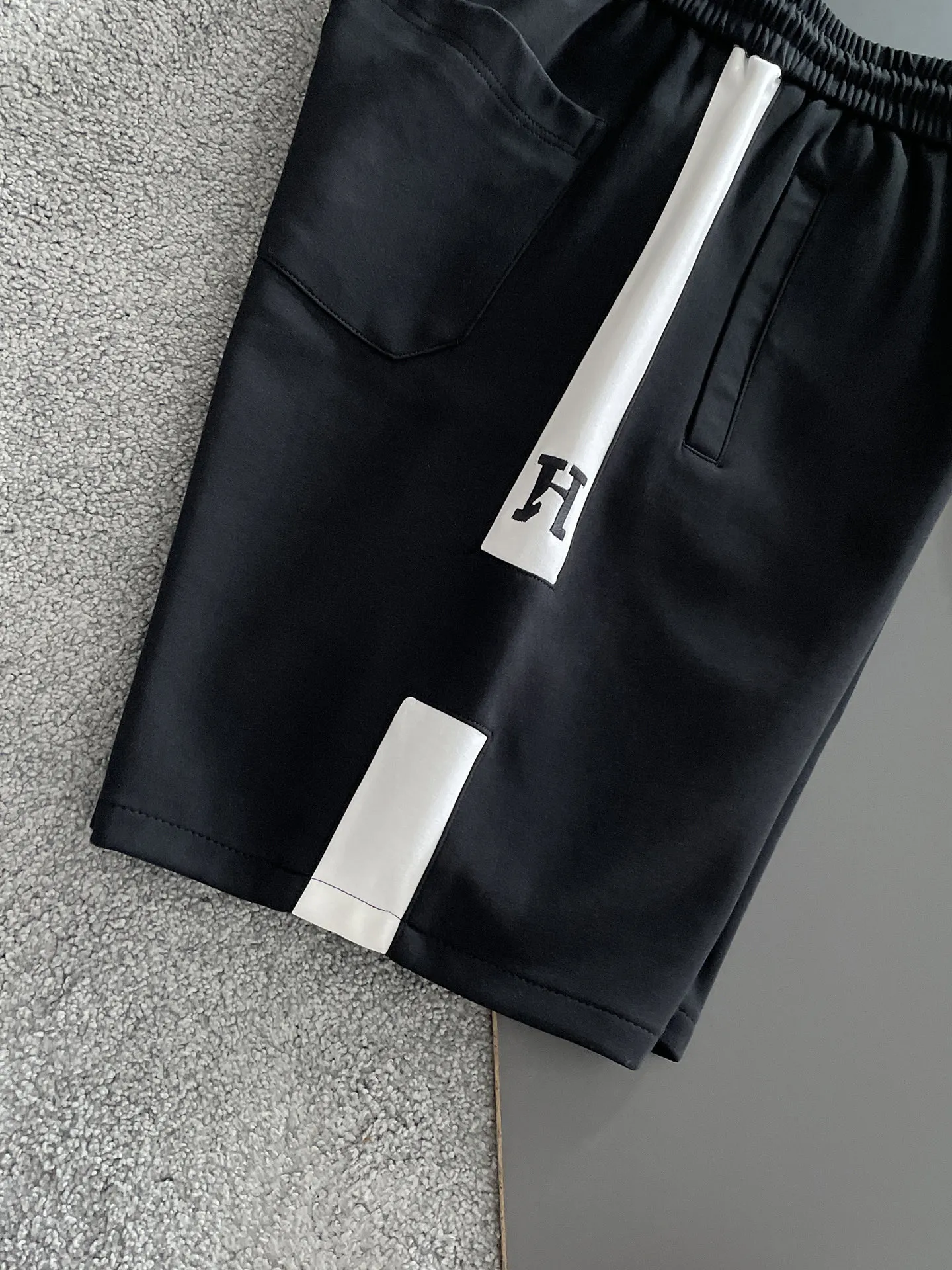 Hermès three-standard complete 2026 summer New Arrival men's casual shorts, advanced custom-made Breathable fabric, Breathable fabric, extremely stretchy and comfortable, impeccable details, top-grade accessories, original logo design concept, delicate and soft feel! The upper body fit is awesome! Size: M-XXXL Please state your height and weight when ordering